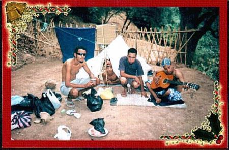 mohamed et hassan et simo et moi au milieu au Camping c'etait le jour d'arriv�